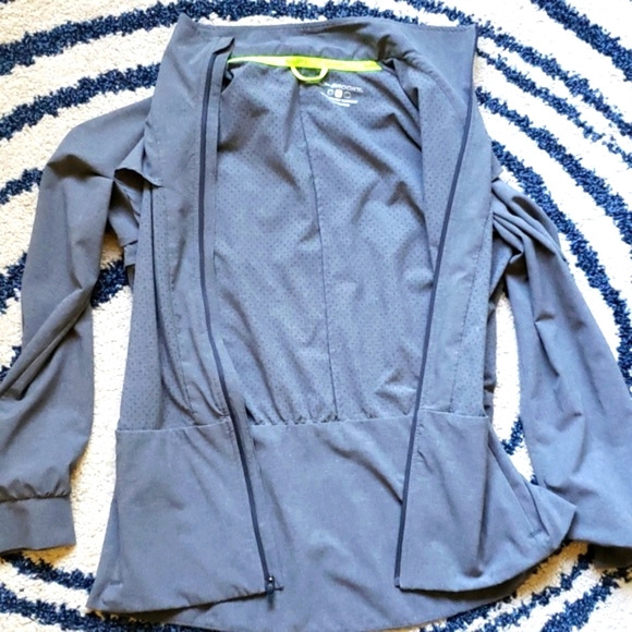 Brooks Run Jacket - Picture 7 of 8